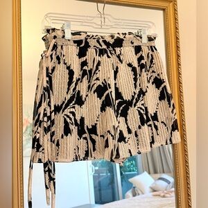 Club Monaco Ethelyn Navy & White Floral Pleated Skort